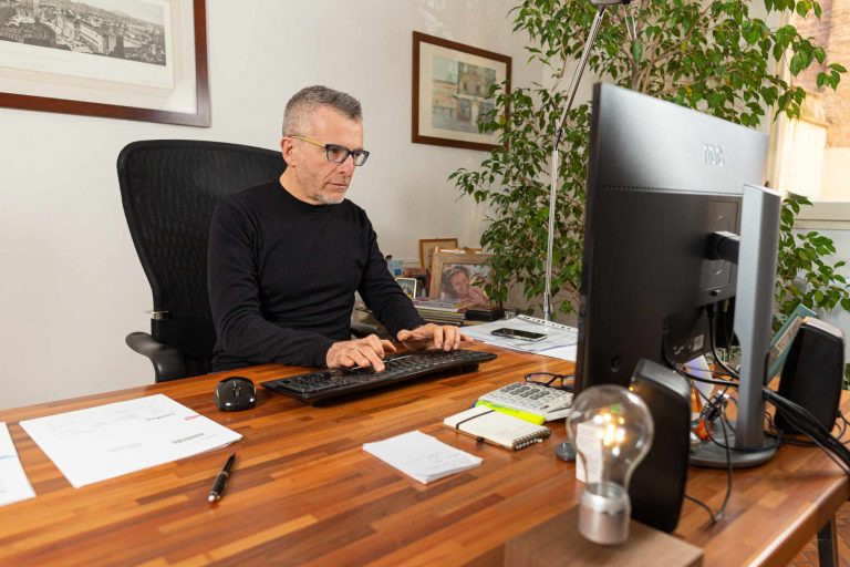 Andrea Bartolini al lavoro nel suo ufficio