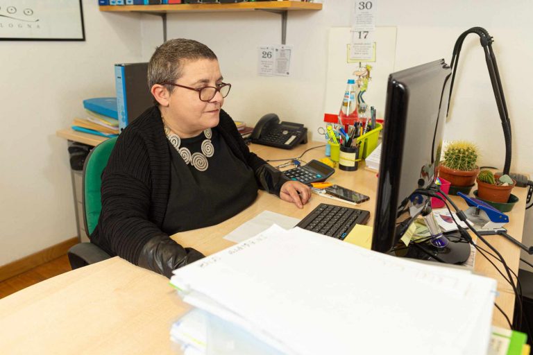 Agnese Balandi al lavoro nel suo ufficio
