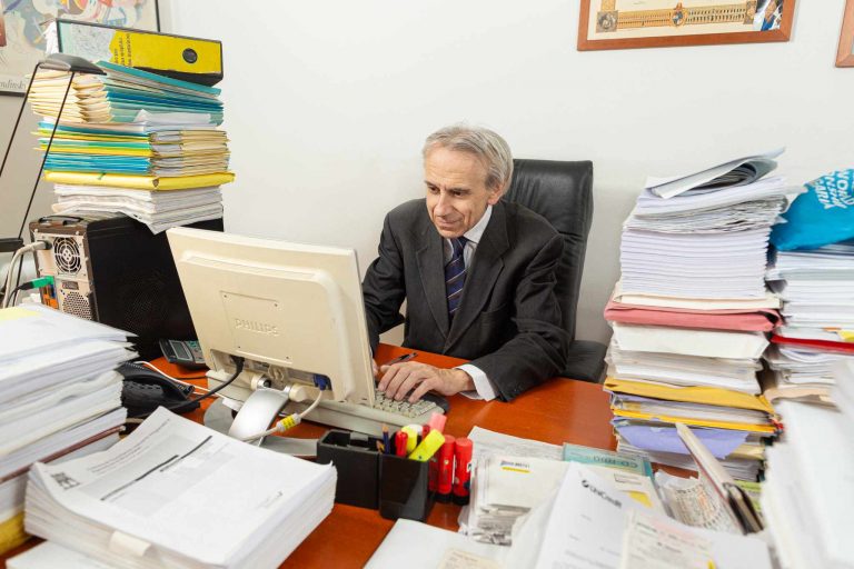 Alessandro Carloni al lavoro nel suo ufficio