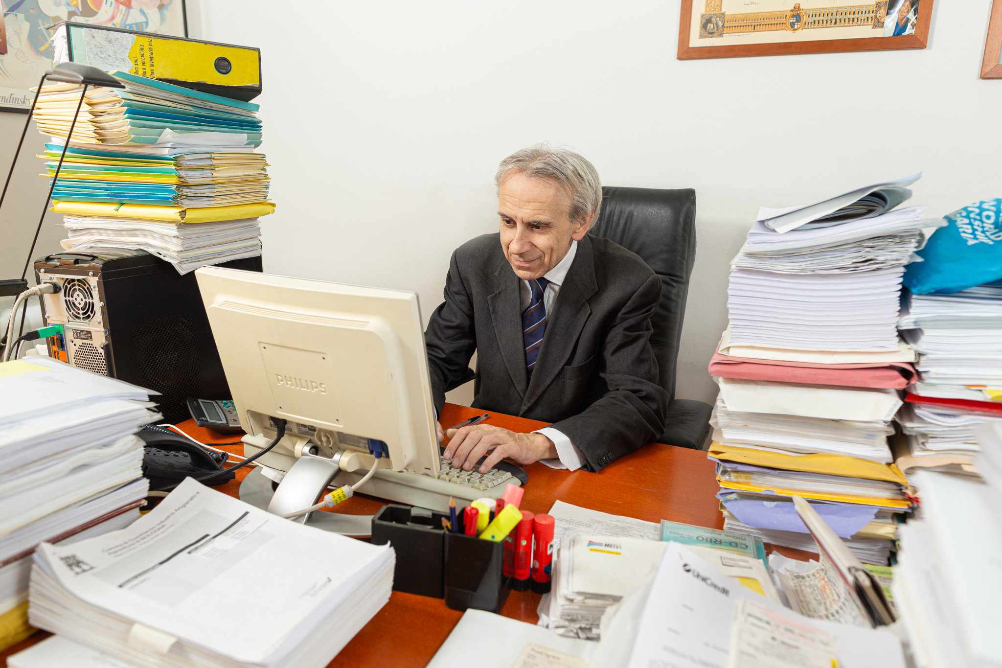 Alessandro Carloni al lavoro nel suo ufficio